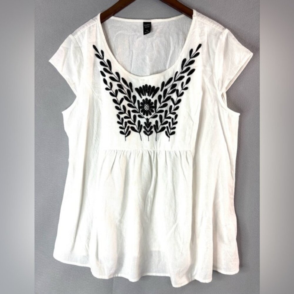 Emery Rose 1X Boho Chic White Cotton Blouse with Black Embroidery
